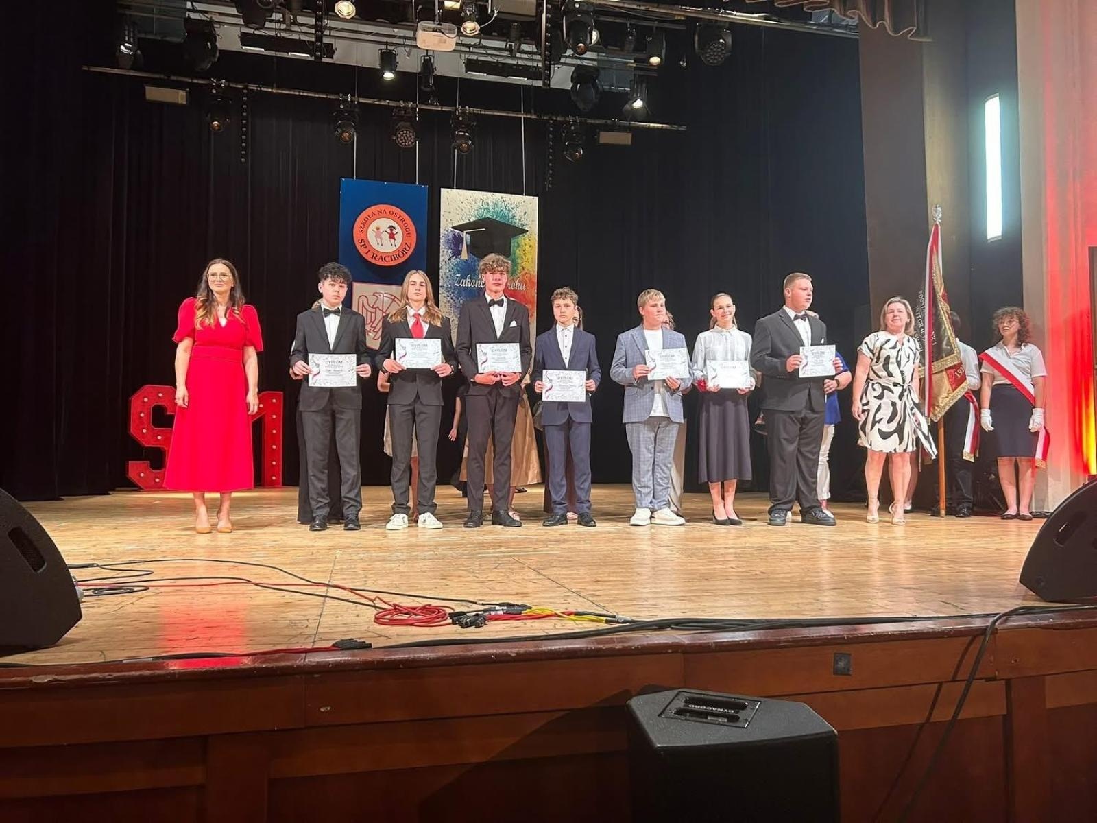 Zdjęcie w galerii na portalu naszraciborz.pl: Uroczysta gala Jedynki – wyróżnienia, polonez i pożegnanie ósmoklasistów wiadomości z regionu