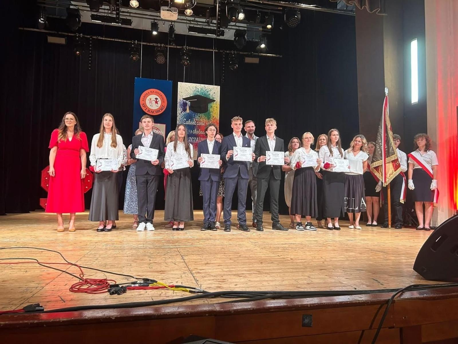 Zdjęcie w galerii na portalu naszraciborz.pl: Uroczysta gala Jedynki – wyróżnienia, polonez i pożegnanie ósmoklasistów wiadomości z regionu