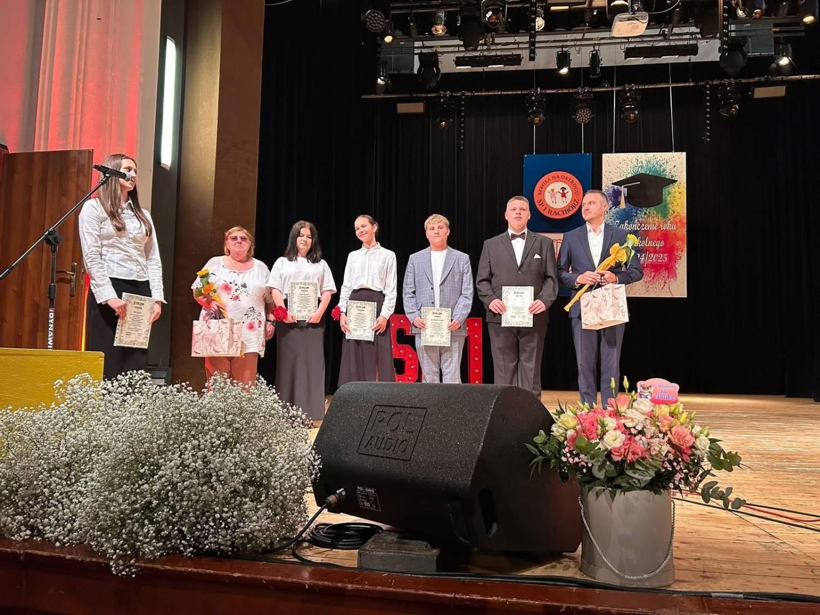 Zdjęcie w galerii na portalu naszraciborz.pl: Uroczysta gala Jedynki – wyróżnienia, polonez i pożegnanie ósmoklasistów wiadomości z regionu