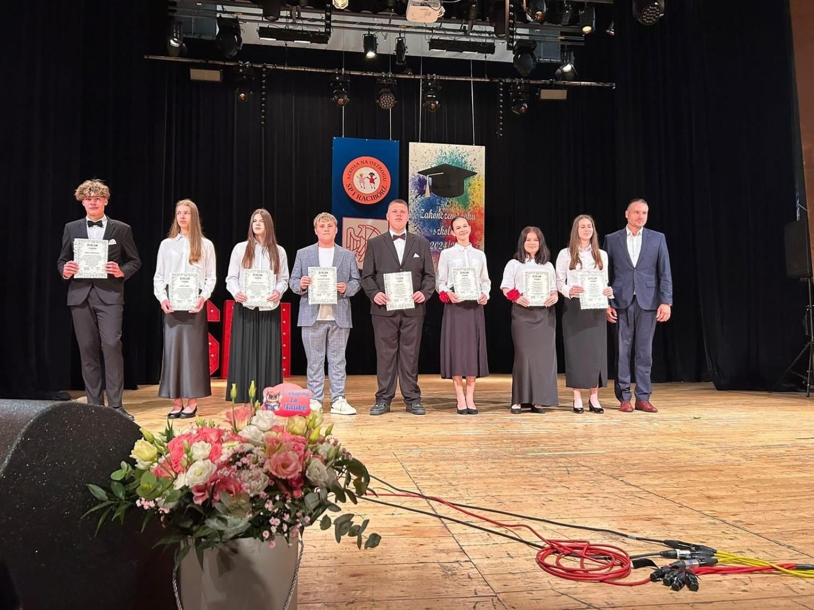 Zdjęcie w galerii na portalu naszraciborz.pl: Uroczysta gala Jedynki – wyróżnienia, polonez i pożegnanie ósmoklasistów wiadomości z regionu