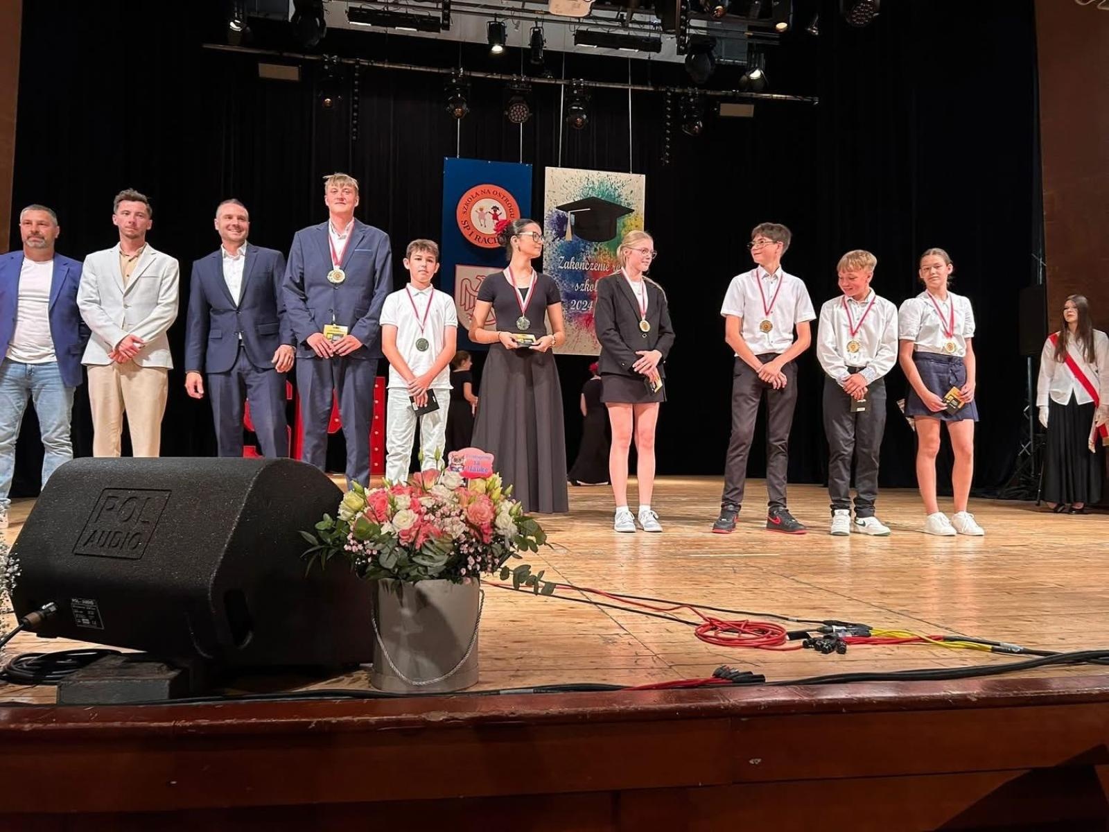 Zdjęcie w galerii na portalu naszraciborz.pl: Uroczysta gala Jedynki – wyróżnienia, polonez i pożegnanie ósmoklasistów wiadomości z regionu