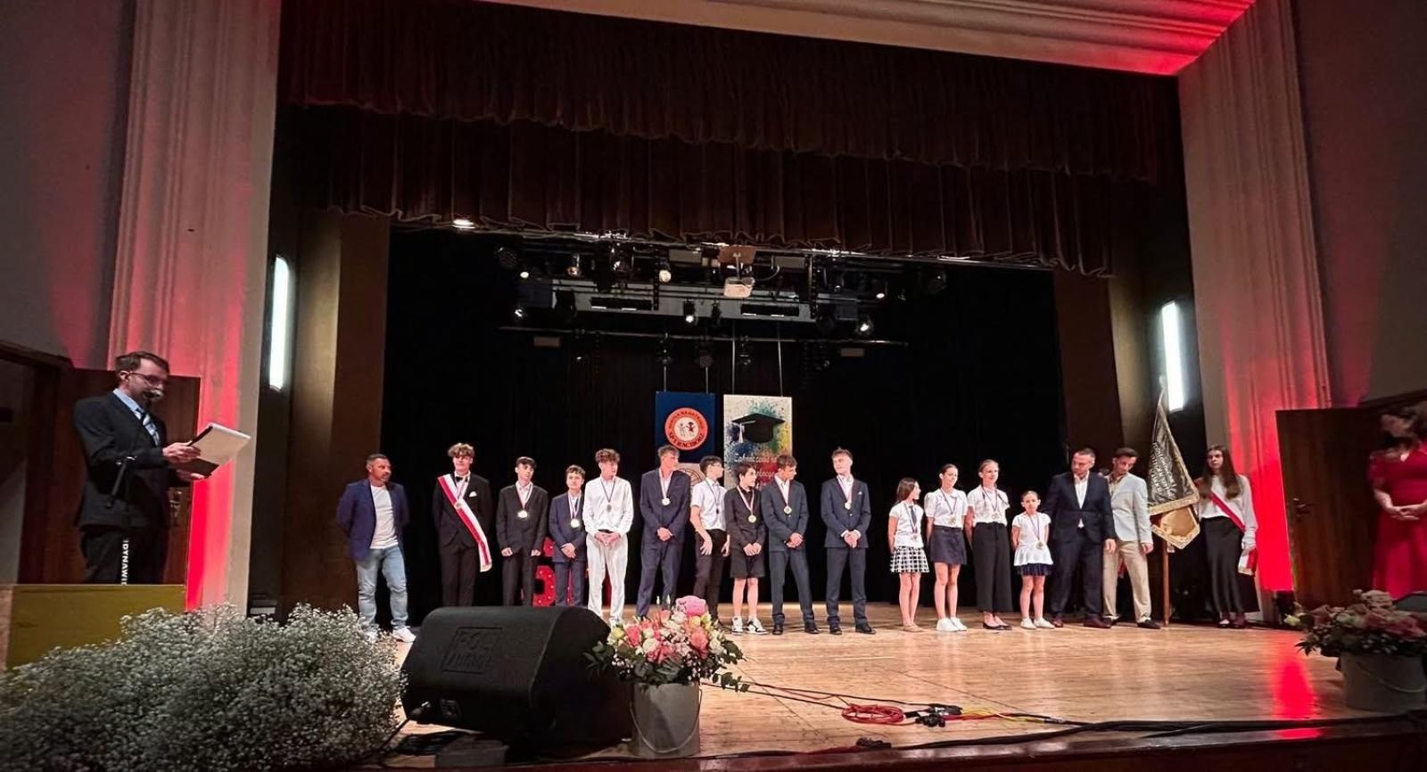 Zdjęcie w galerii na portalu naszraciborz.pl: Uroczysta gala Jedynki – wyróżnienia, polonez i pożegnanie ósmoklasistów wiadomości z regionu