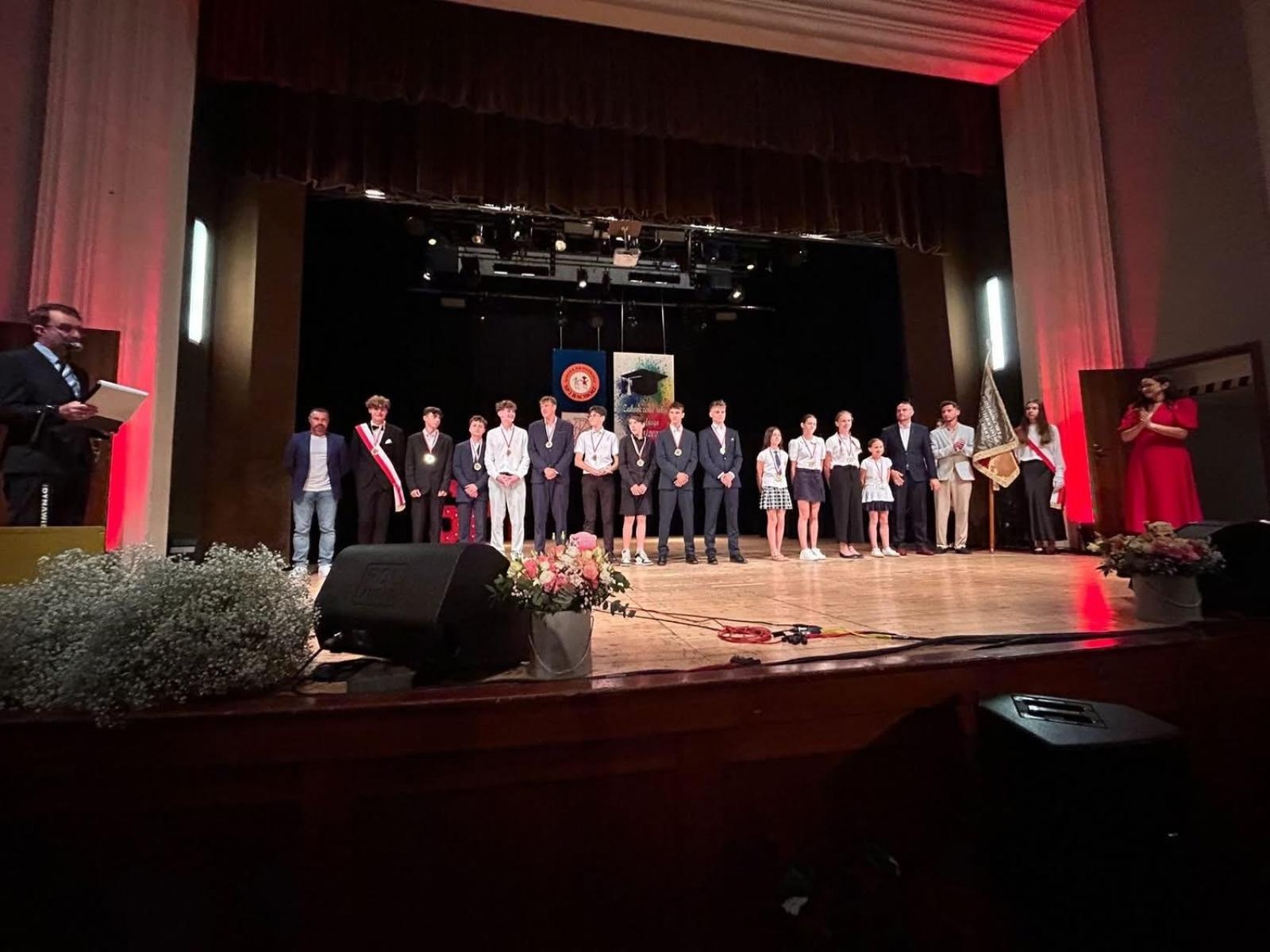 Zdjęcie w galerii na portalu naszraciborz.pl: Uroczysta gala Jedynki – wyróżnienia, polonez i pożegnanie ósmoklasistów wiadomości z regionu