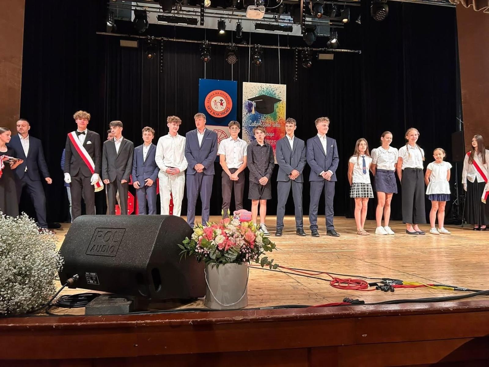 Zdjęcie w galerii na portalu naszraciborz.pl: Uroczysta gala Jedynki – wyróżnienia, polonez i pożegnanie ósmoklasistów wiadomości z regionu