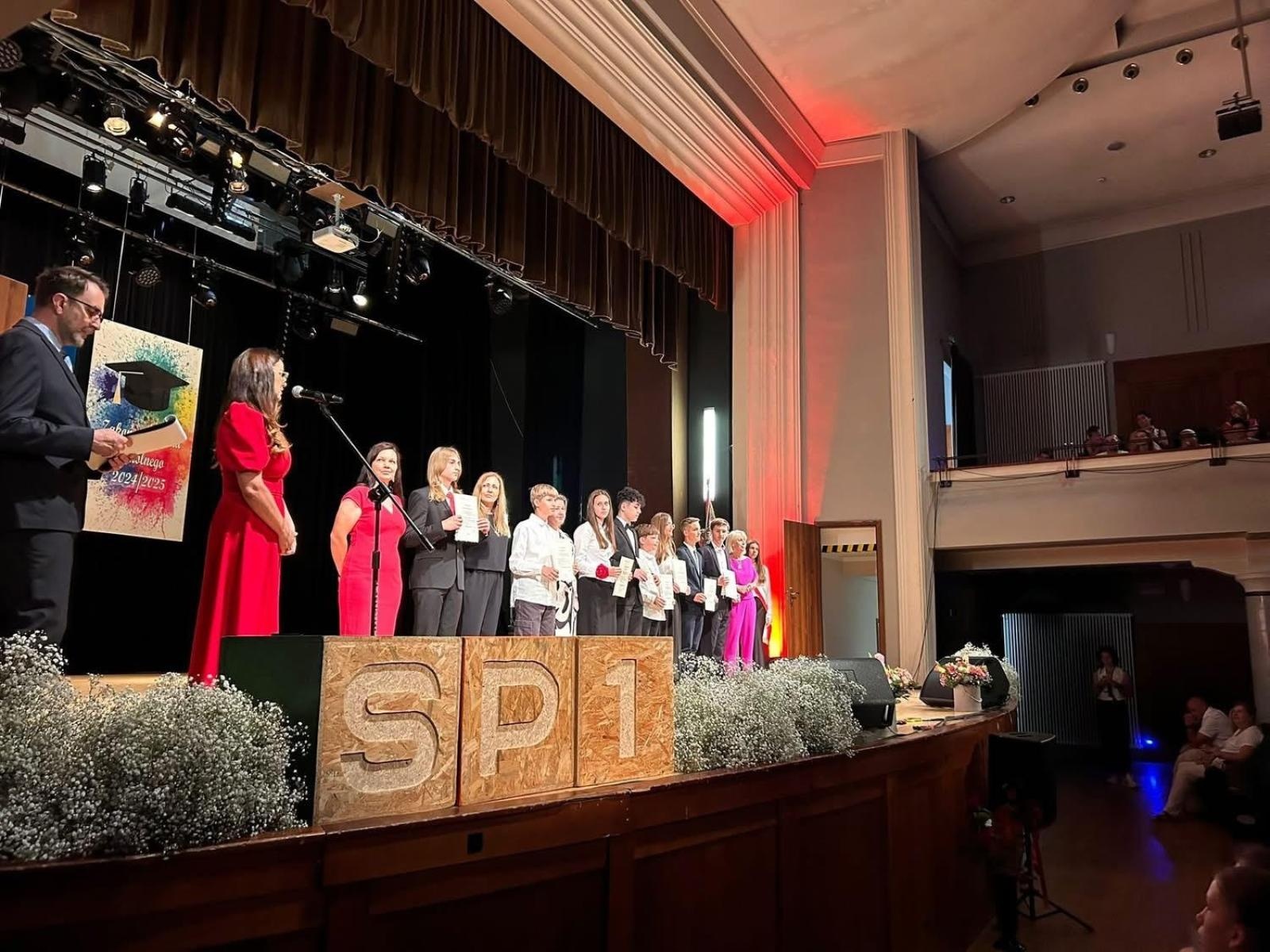 Zdjęcie w galerii na portalu naszraciborz.pl: Uroczysta gala Jedynki – wyróżnienia, polonez i pożegnanie ósmoklasistów wiadomości z regionu