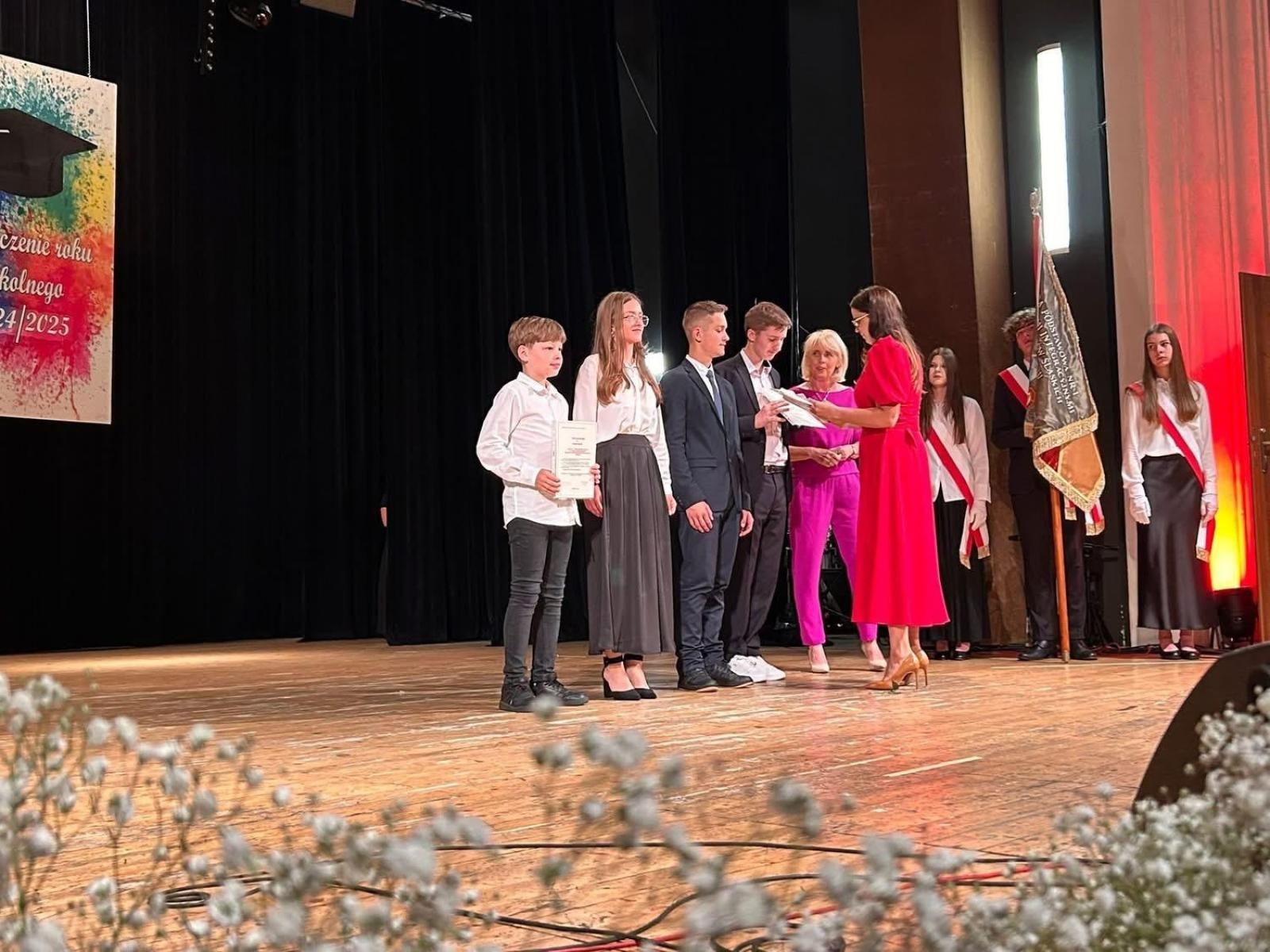 Zdjęcie w galerii na portalu naszraciborz.pl: Uroczysta gala Jedynki – wyróżnienia, polonez i pożegnanie ósmoklasistów wiadomości z regionu