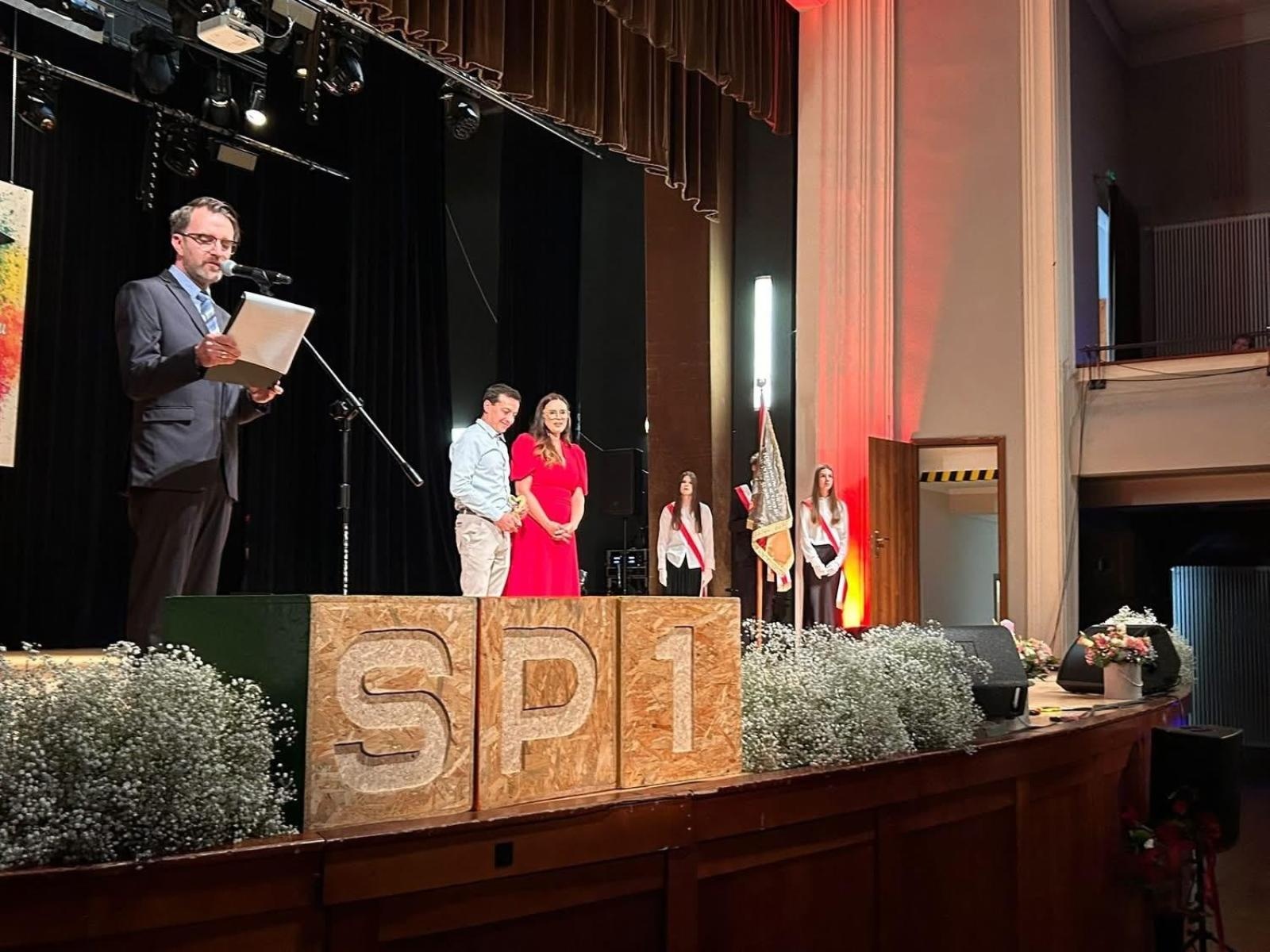 Zdjęcie w galerii na portalu naszraciborz.pl: Uroczysta gala Jedynki – wyróżnienia, polonez i pożegnanie ósmoklasistów wiadomości z regionu