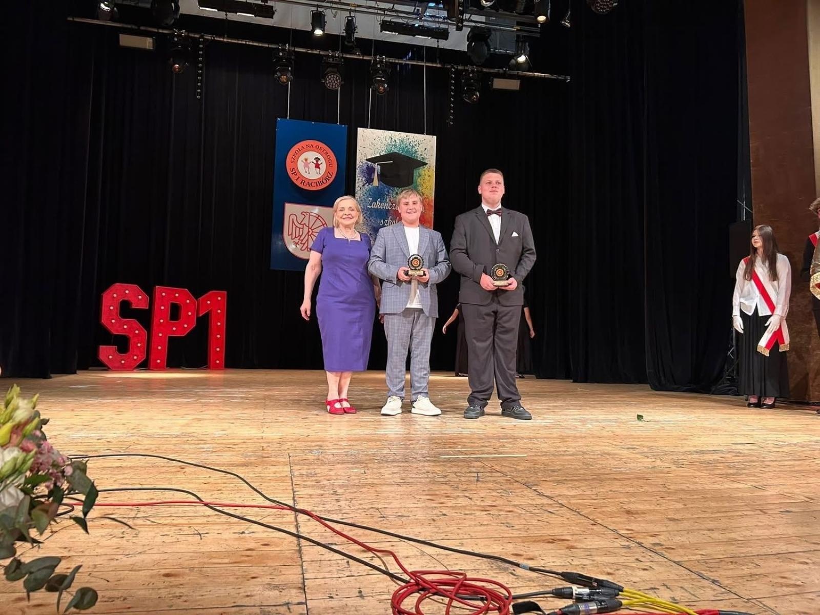 Zdjęcie w galerii na portalu naszraciborz.pl: Uroczysta gala Jedynki – wyróżnienia, polonez i pożegnanie ósmoklasistów wiadomości z regionu