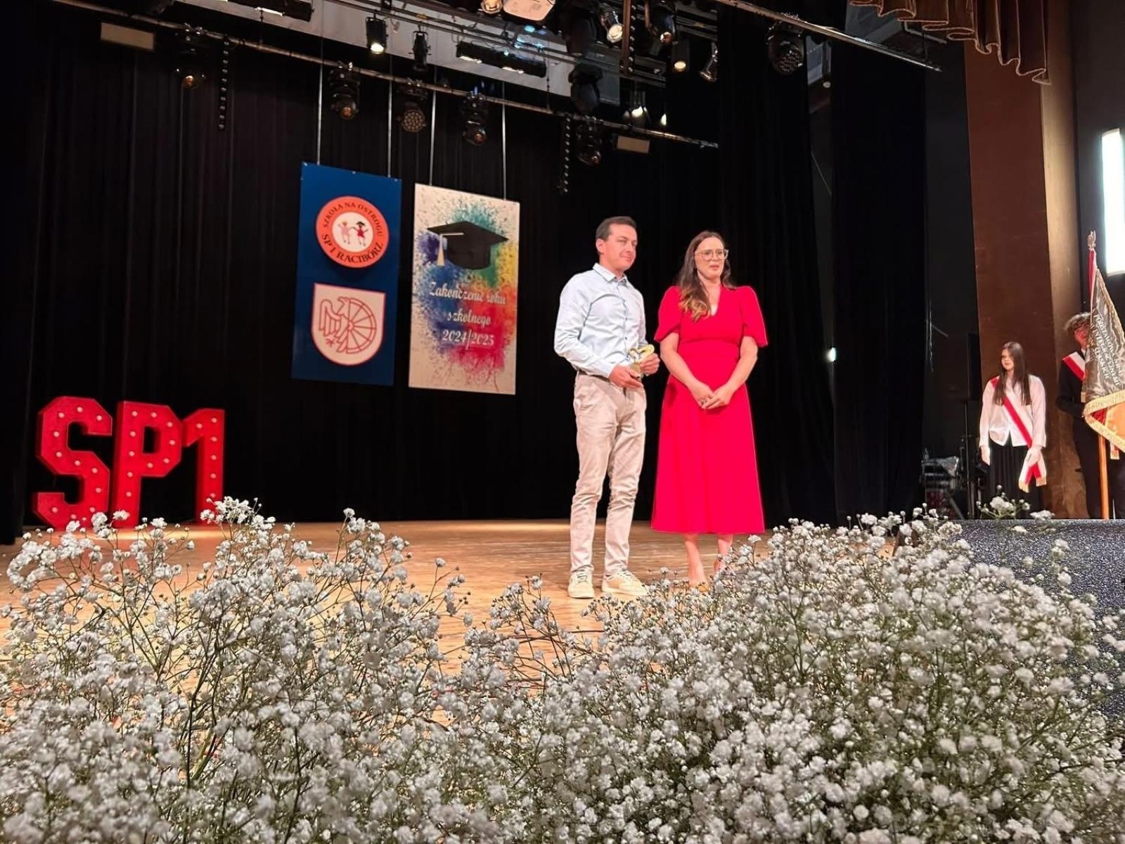 Zdjęcie w galerii na portalu naszraciborz.pl: Uroczysta gala Jedynki – wyróżnienia, polonez i pożegnanie ósmoklasistów wiadomości z regionu