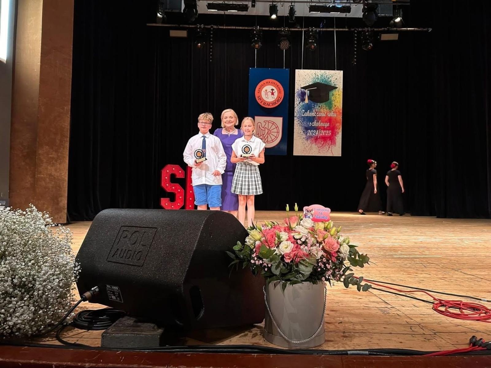 Zdjęcie w galerii na portalu naszraciborz.pl: Uroczysta gala Jedynki – wyróżnienia, polonez i pożegnanie ósmoklasistów wiadomości z regionu