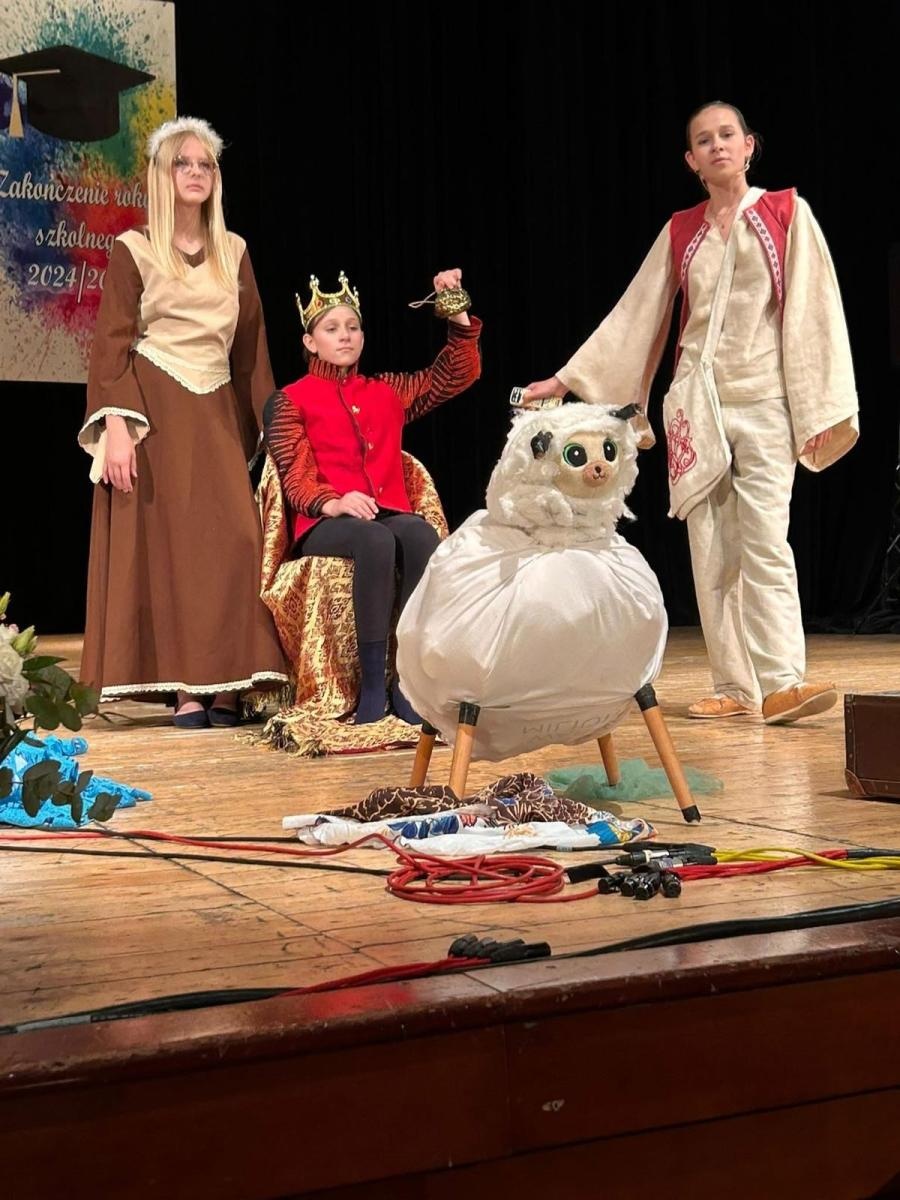 Zdjęcie w galerii na portalu naszraciborz.pl: Uroczysta gala Jedynki – wyróżnienia, polonez i pożegnanie ósmoklasistów wiadomości z regionu