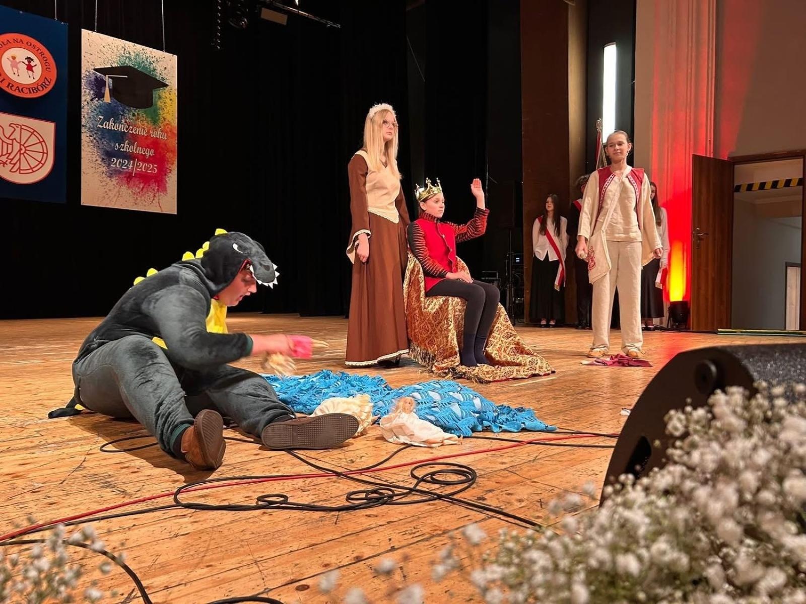 Zdjęcie w galerii na portalu naszraciborz.pl: Uroczysta gala Jedynki – wyróżnienia, polonez i pożegnanie ósmoklasistów wiadomości z regionu