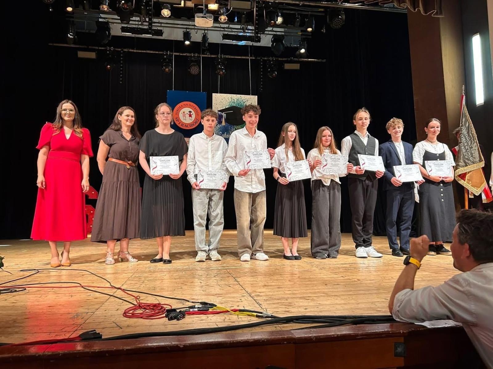 Zdjęcie w galerii na portalu naszraciborz.pl: Uroczysta gala Jedynki – wyróżnienia, polonez i pożegnanie ósmoklasistów wiadomości z regionu