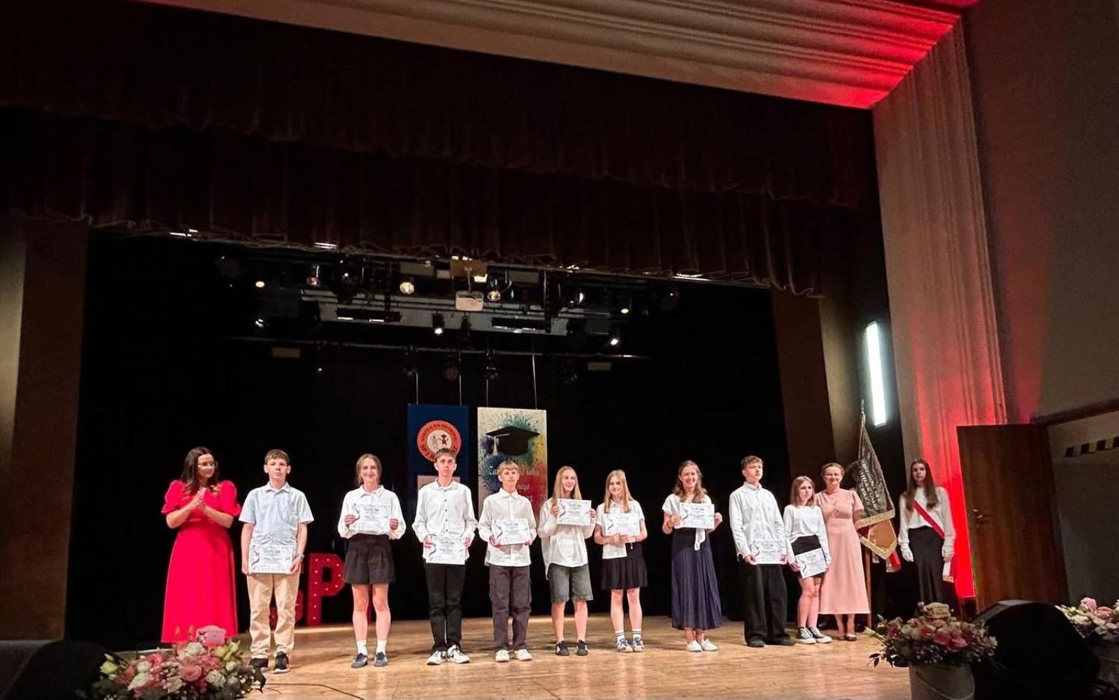 Zdjęcie w galerii na portalu naszraciborz.pl: Uroczysta gala Jedynki – wyróżnienia, polonez i pożegnanie ósmoklasistów wiadomości z regionu