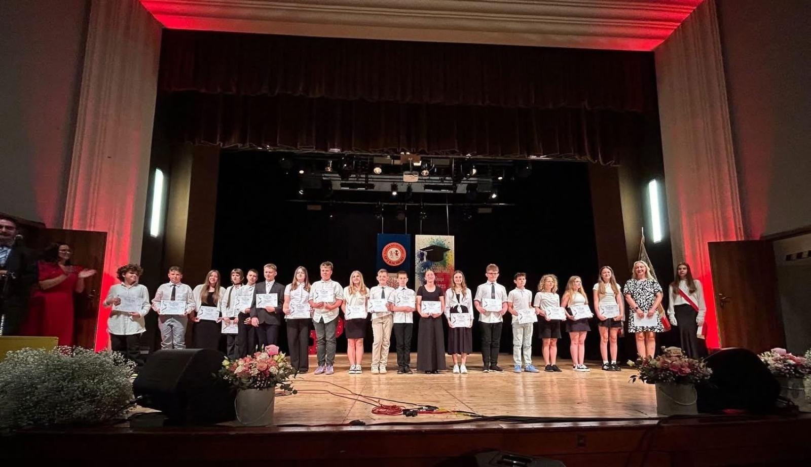 Zdjęcie w galerii na portalu naszraciborz.pl: Uroczysta gala Jedynki – wyróżnienia, polonez i pożegnanie ósmoklasistów wiadomości z regionu