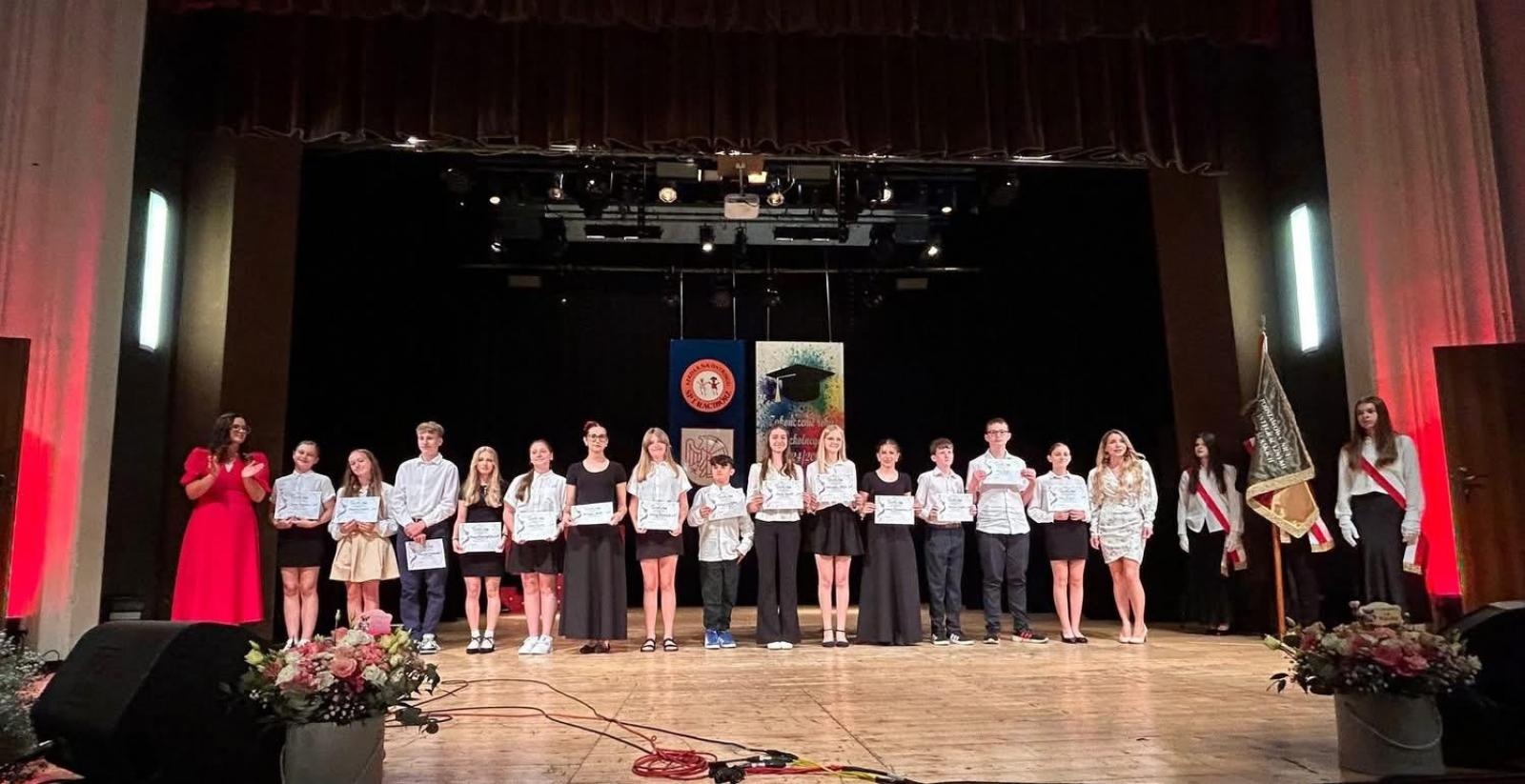 Zdjęcie w galerii na portalu naszraciborz.pl: Uroczysta gala Jedynki – wyróżnienia, polonez i pożegnanie ósmoklasistów wiadomości z regionu