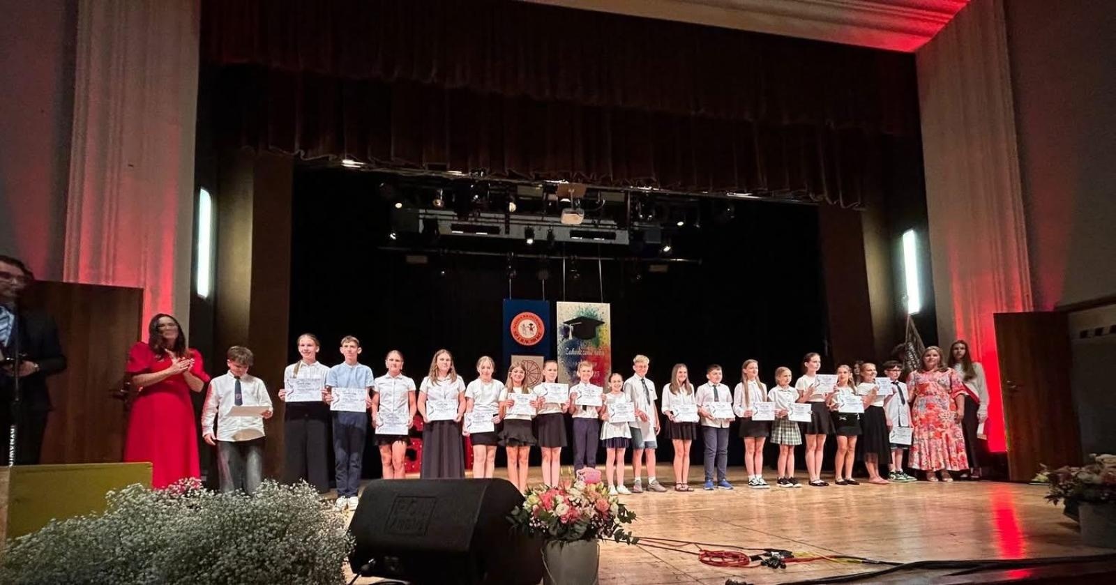 Zdjęcie w galerii na portalu naszraciborz.pl: Uroczysta gala Jedynki – wyróżnienia, polonez i pożegnanie ósmoklasistów wiadomości z regionu