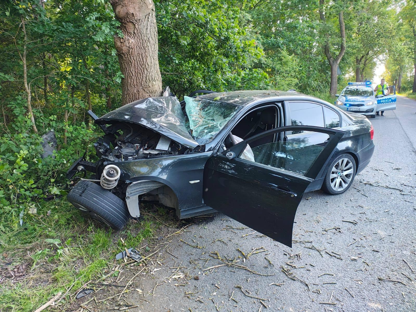 Zdjęcie w galerii na portalu naszraciborz.pl: Pomoc poza służbą – funkcjonariusz Zakładu Karnego w Raciborzu ratuje poszkodowanego w wypadku wiadomości z regionu
