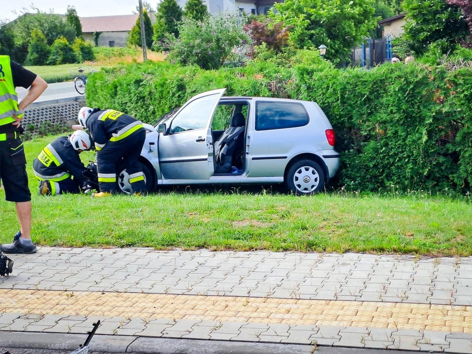 Zdjęcie w galerii na portalu naszraciborz.pl: Niebezpieczne zderzenie w Tworkowie, gazowy wyciek w Raciborzu i zaskroniec w Kornowacu – strażacki bilans dnia wiadomości z regionu