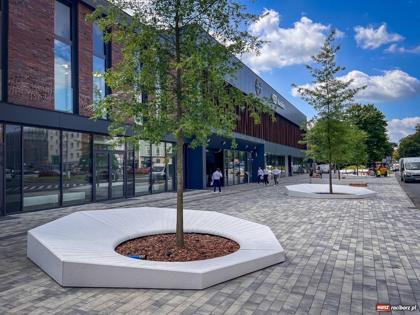 Zdjęcie w galerii na portalu naszraciborz.pl: Nowe donice przed dworcem PKP w Raciborzu już gotowe. Zrealizowano projekt za blisko 300 tys. zł wiadomości z regionu