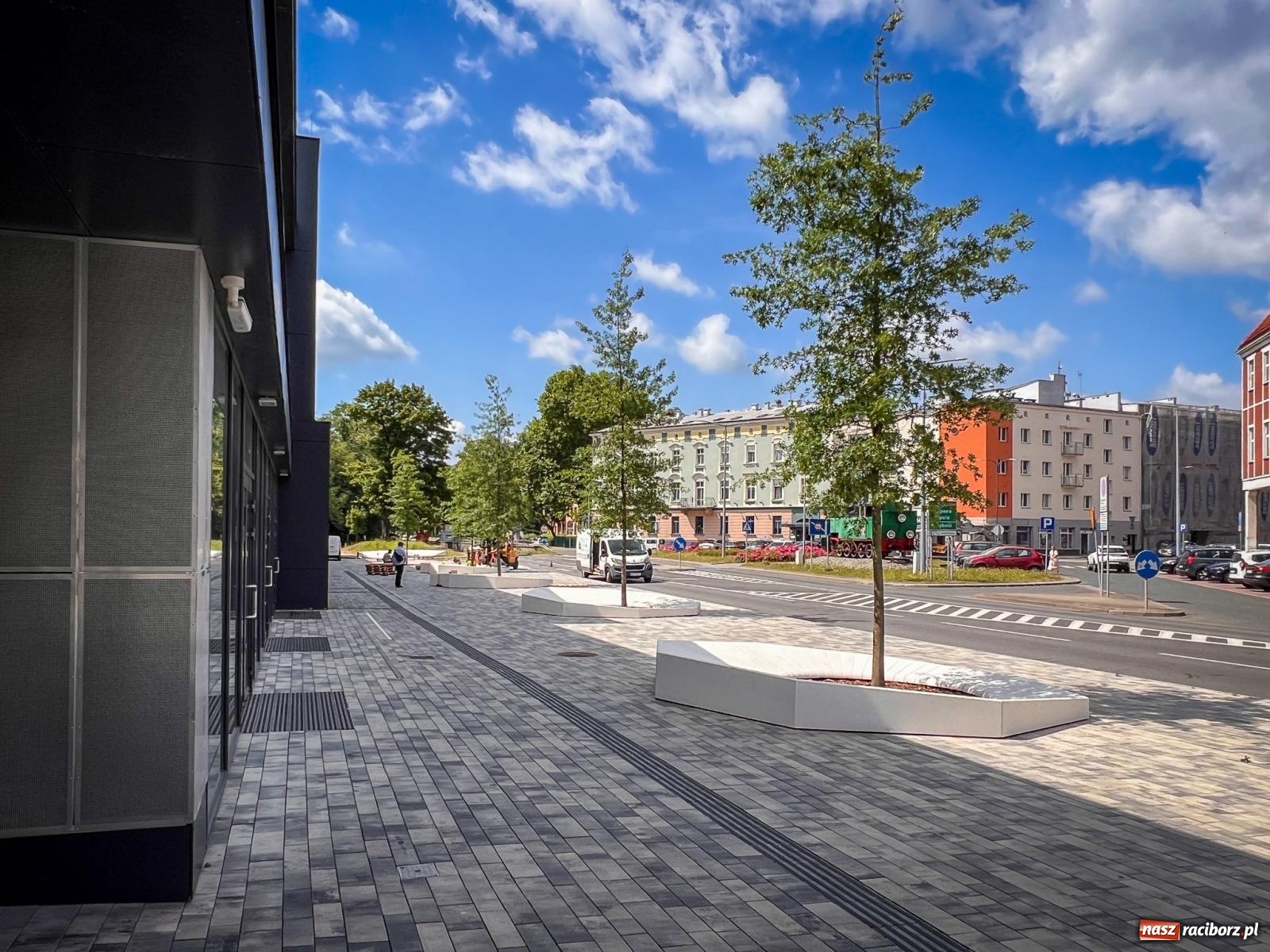 Zdjęcie w galerii na portalu naszraciborz.pl: Nowe donice przed dworcem PKP w Raciborzu już gotowe. Zrealizowano projekt za blisko 300 tys. zł wiadomości z regionu