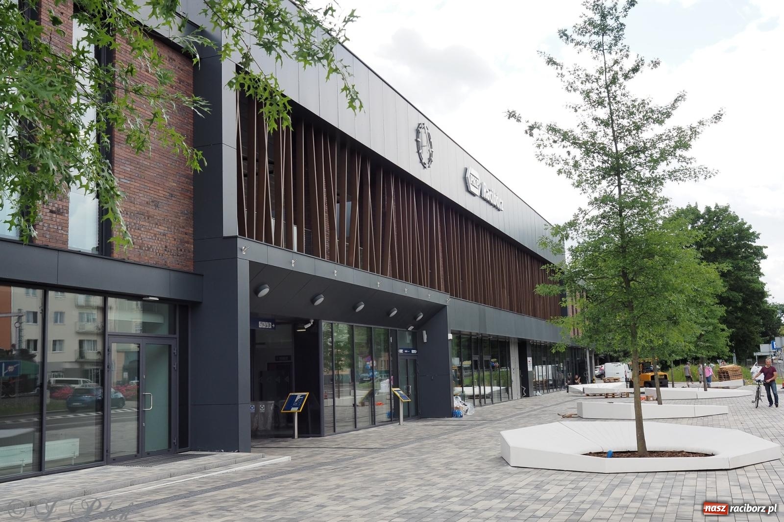 Zdjęcie w galerii na portalu naszraciborz.pl: Nowe donice przed dworcem PKP w Raciborzu już gotowe. Zrealizowano projekt za blisko 300 tys. zł wiadomości z regionu