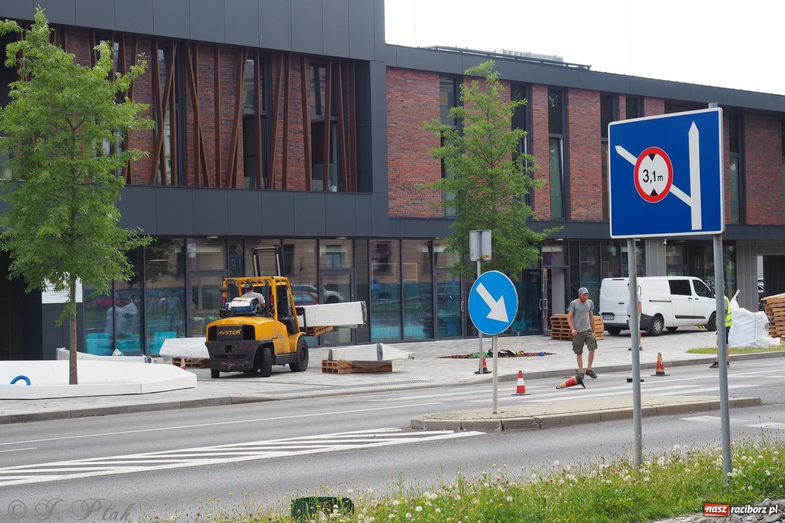 Zdjęcie w galerii na portalu naszraciborz.pl: Nowe donice przed dworcem PKP w Raciborzu już gotowe. Zrealizowano projekt za blisko 300 tys. zł wiadomości z regionu