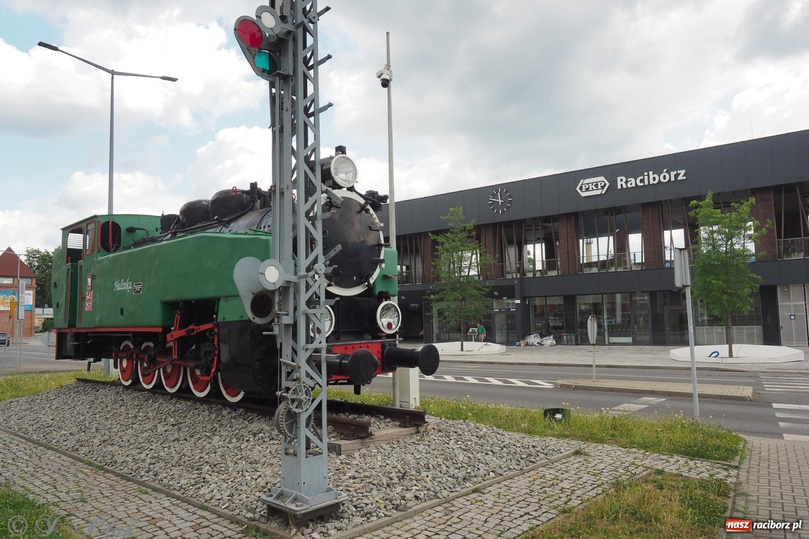 Zdjęcie w galerii na portalu naszraciborz.pl: Nowe donice przed dworcem PKP w Raciborzu już gotowe. Zrealizowano projekt za blisko 300 tys. zł wiadomości z regionu