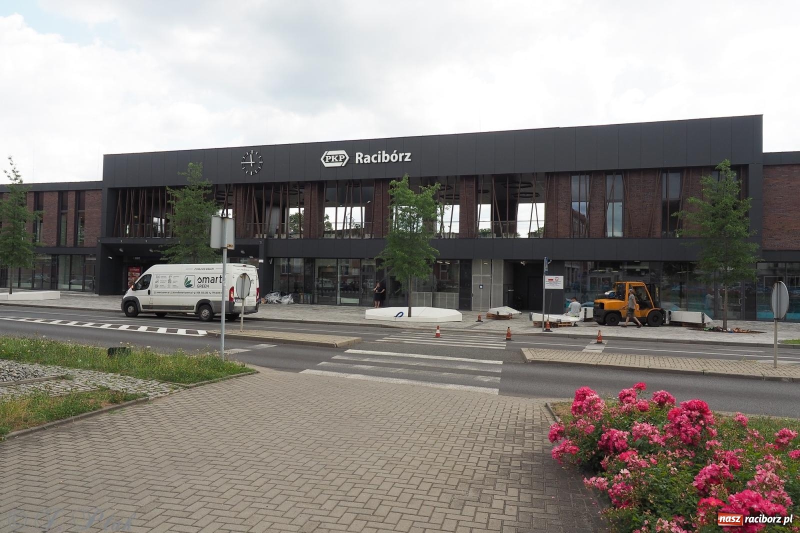 Zdjęcie w galerii na portalu naszraciborz.pl: Nowe donice przed dworcem PKP w Raciborzu już gotowe. Zrealizowano projekt za blisko 300 tys. zł wiadomości z regionu