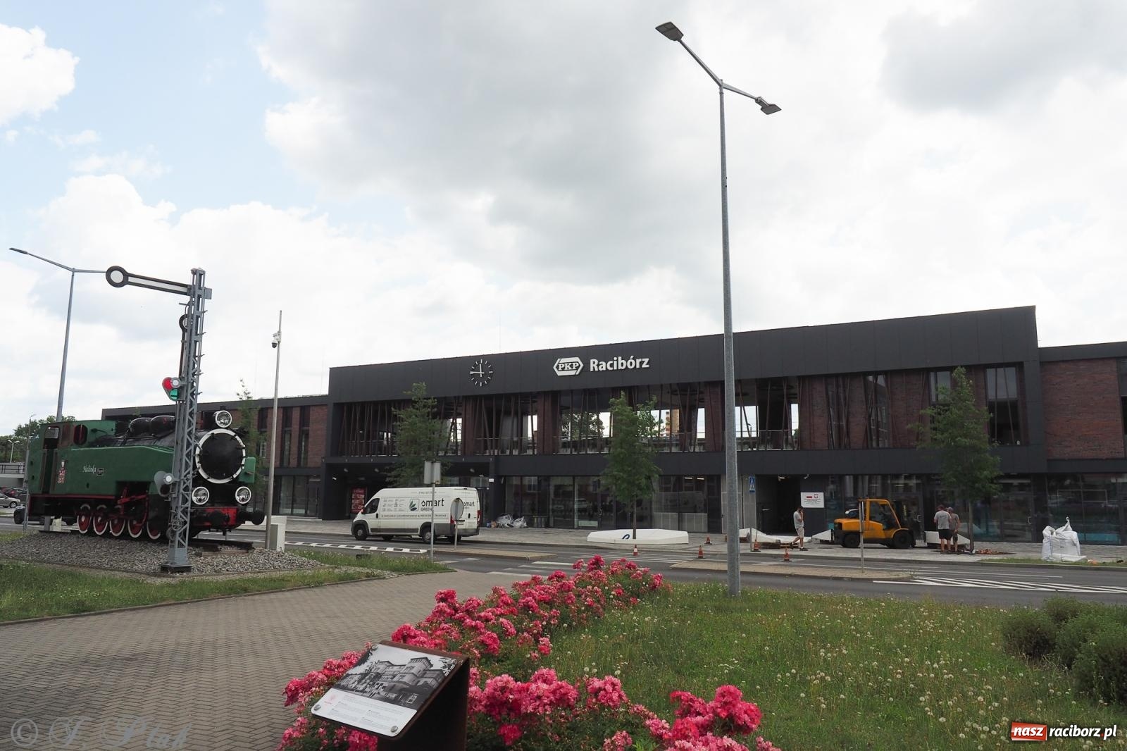 Zdjęcie w galerii na portalu naszraciborz.pl: Nowe donice przed dworcem PKP w Raciborzu już gotowe. Zrealizowano projekt za blisko 300 tys. zł wiadomości z regionu