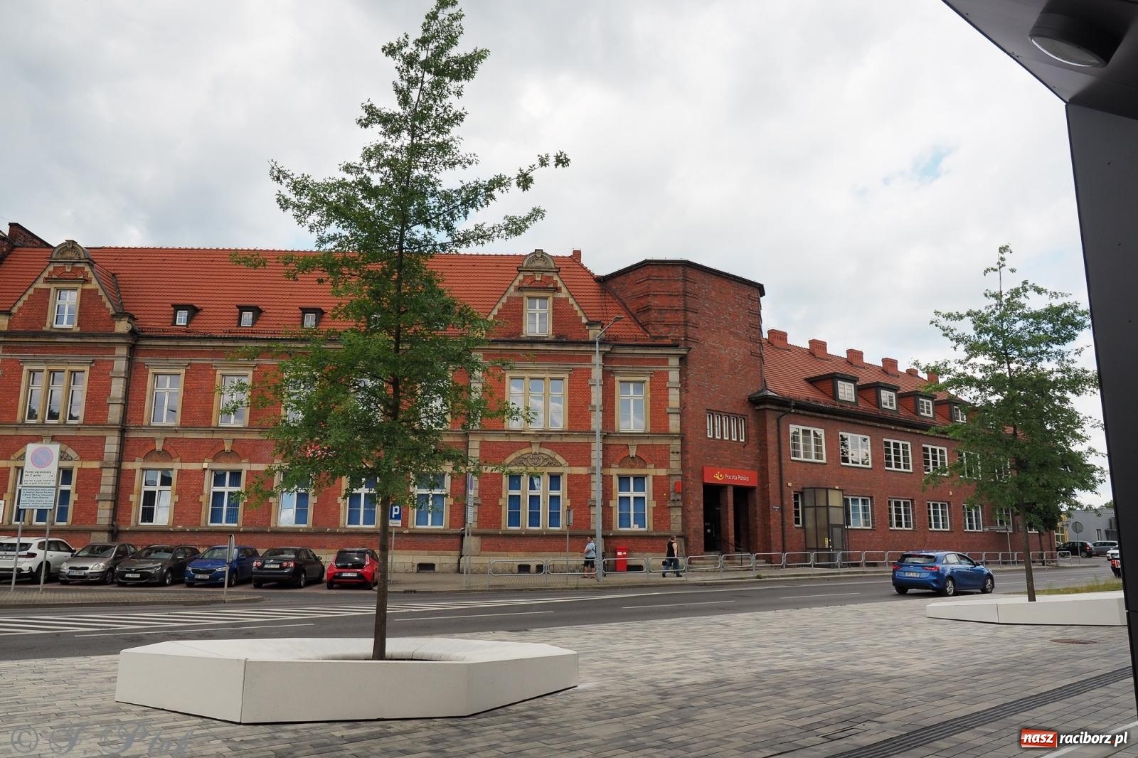 Zdjęcie w galerii na portalu naszraciborz.pl: Nowe donice przed dworcem PKP w Raciborzu już gotowe. Zrealizowano projekt za blisko 300 tys. zł wiadomości z regionu