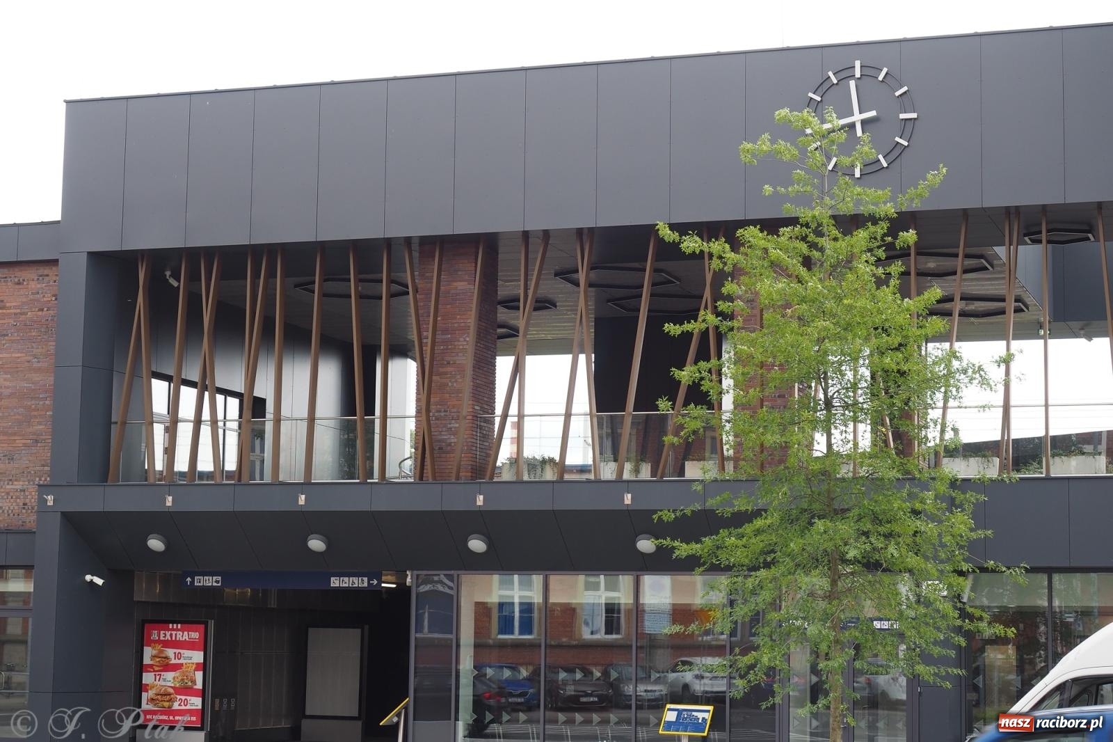 Zdjęcie w galerii na portalu naszraciborz.pl: Nowe donice przed dworcem PKP w Raciborzu już gotowe. Zrealizowano projekt za blisko 300 tys. zł wiadomości z regionu