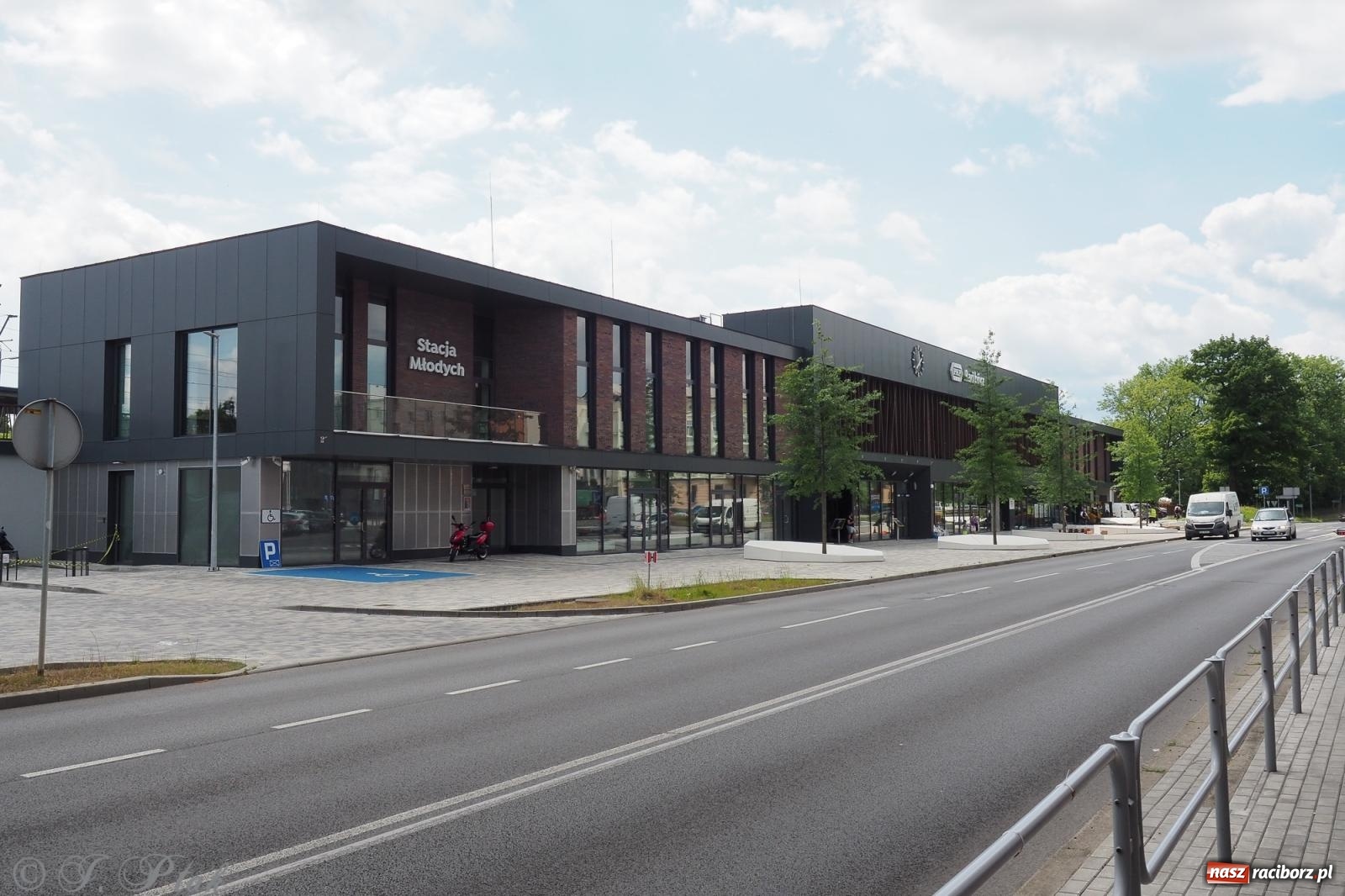 Zdjęcie w galerii na portalu naszraciborz.pl: Nowe donice przed dworcem PKP w Raciborzu już gotowe. Zrealizowano projekt za blisko 300 tys. zł wiadomości z regionu