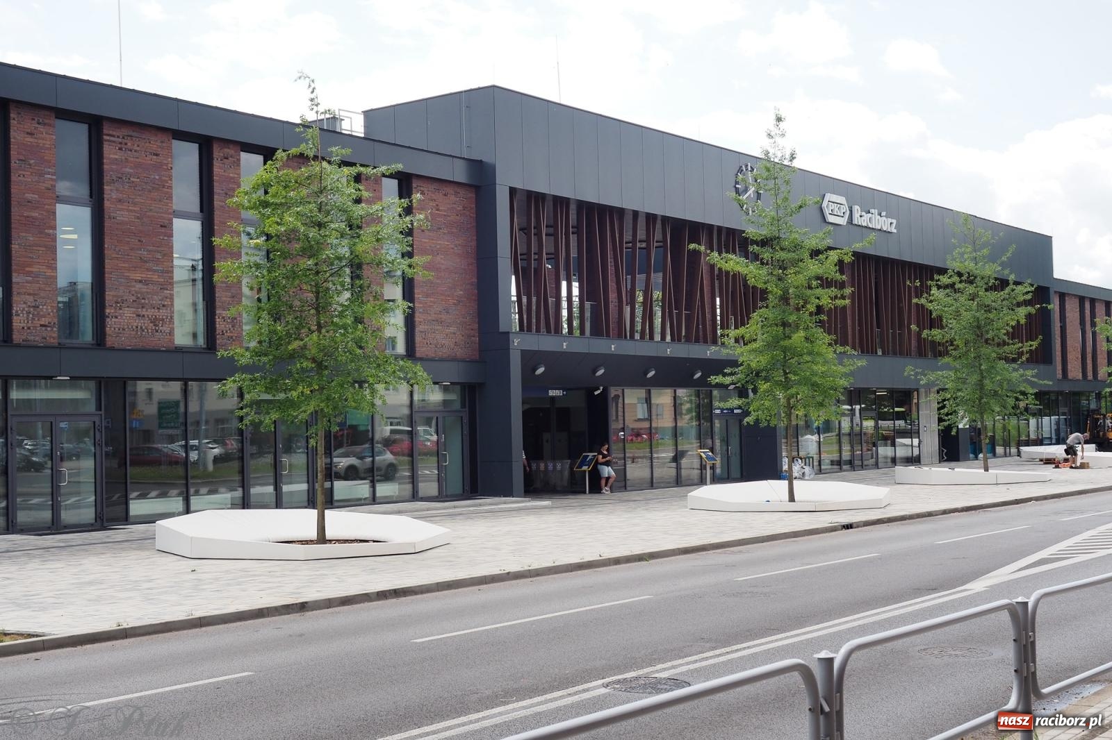 Zdjęcie w galerii na portalu naszraciborz.pl: Nowe donice przed dworcem PKP w Raciborzu już gotowe. Zrealizowano projekt za blisko 300 tys. zł wiadomości z regionu