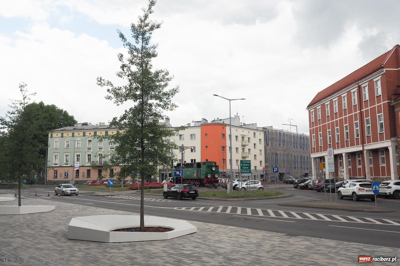 Zdjęcie w galerii na portalu naszraciborz.pl: Nowe donice przed dworcem PKP w Raciborzu już gotowe. Zrealizowano projekt za blisko 300 tys. zł wiadomości z regionu