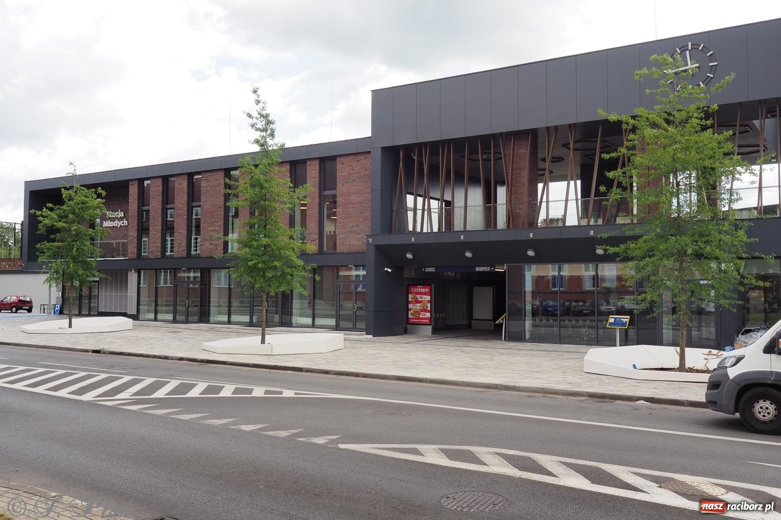 Zdjęcie w galerii na portalu naszraciborz.pl: Nowe donice przed dworcem PKP w Raciborzu już gotowe. Zrealizowano projekt za blisko 300 tys. zł wiadomości z regionu