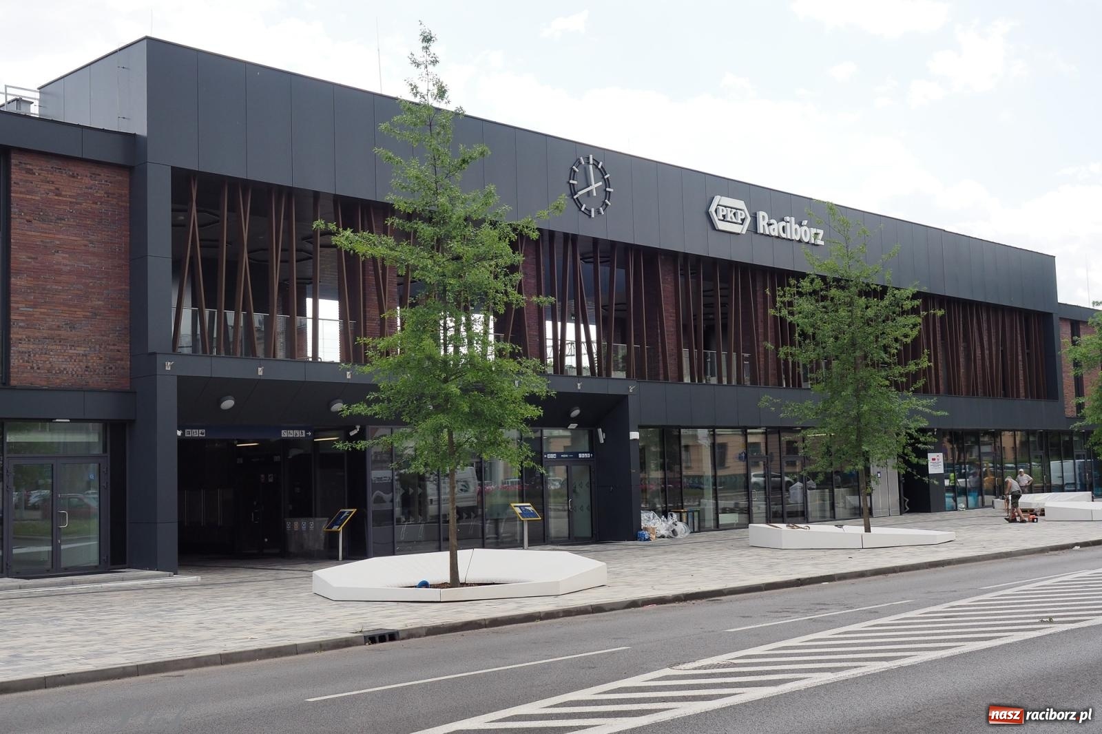 Zdjęcie w galerii na portalu naszraciborz.pl: Nowe donice przed dworcem PKP w Raciborzu już gotowe. Zrealizowano projekt za blisko 300 tys. zł wiadomości z regionu