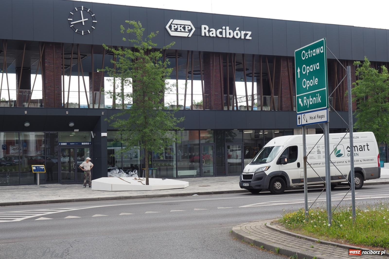 Zdjęcie w galerii na portalu naszraciborz.pl: Nowe donice przed dworcem PKP w Raciborzu już gotowe. Zrealizowano projekt za blisko 300 tys. zł wiadomości z regionu