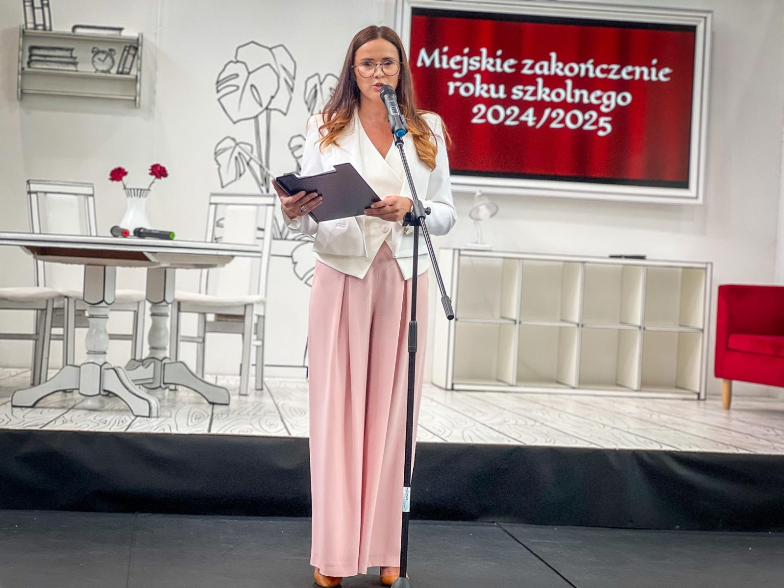 Zdjęcie w galerii na portalu naszraciborz.pl: Dobra szkoła się nie starzeje, tylko dojrzewa. 80-lecie SP 1 na Ostrogu i miejskie zakończenie roku szkolnego wiadomości z regionu