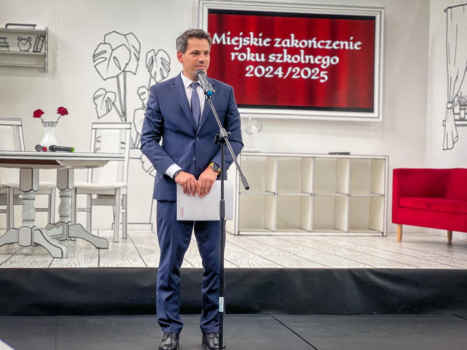 Zdjęcie w galerii na portalu naszraciborz.pl: Dobra szkoła się nie starzeje, tylko dojrzewa. 80-lecie SP 1 na Ostrogu i miejskie zakończenie roku szkolnego wiadomości z regionu