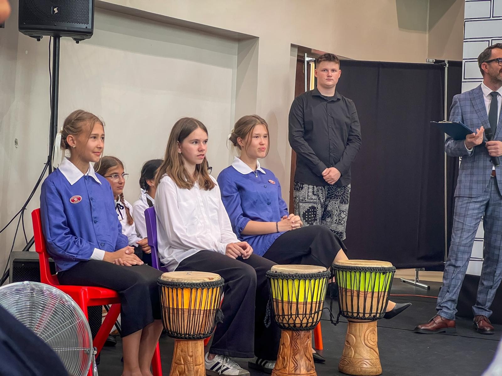 Zdjęcie w galerii na portalu naszraciborz.pl: Dobra szkoła się nie starzeje, tylko dojrzewa. 80-lecie SP 1 na Ostrogu i miejskie zakończenie roku szkolnego wiadomości z regionu