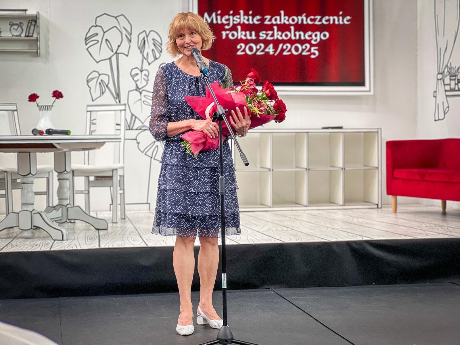 Zdjęcie w galerii na portalu naszraciborz.pl: Dobra szkoła się nie starzeje, tylko dojrzewa. 80-lecie SP 1 na Ostrogu i miejskie zakończenie roku szkolnego wiadomości z regionu