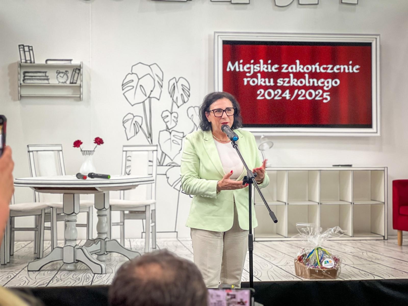 Zdjęcie w galerii na portalu naszraciborz.pl: Dobra szkoła się nie starzeje, tylko dojrzewa. 80-lecie SP 1 na Ostrogu i miejskie zakończenie roku szkolnego wiadomości z regionu