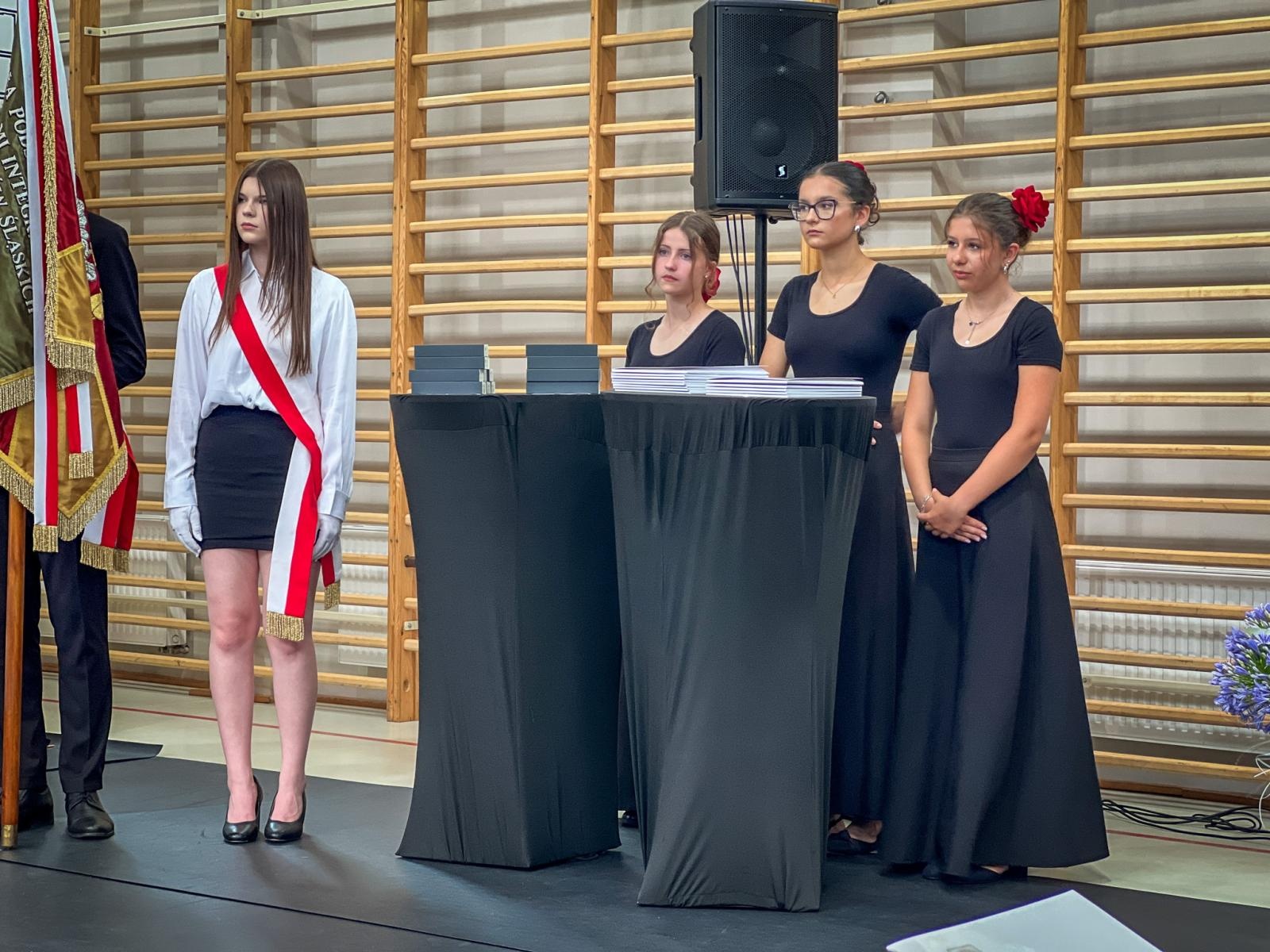 Zdjęcie w galerii na portalu naszraciborz.pl: Dobra szkoła się nie starzeje, tylko dojrzewa. 80-lecie SP 1 na Ostrogu i miejskie zakończenie roku szkolnego wiadomości z regionu