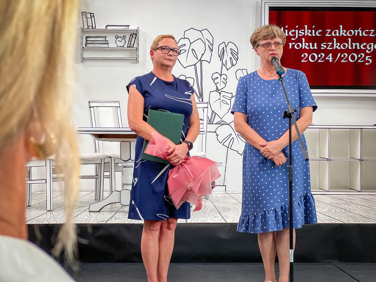 Zdjęcie w galerii na portalu naszraciborz.pl: Dobra szkoła się nie starzeje, tylko dojrzewa. 80-lecie SP 1 na Ostrogu i miejskie zakończenie roku szkolnego wiadomości z regionu