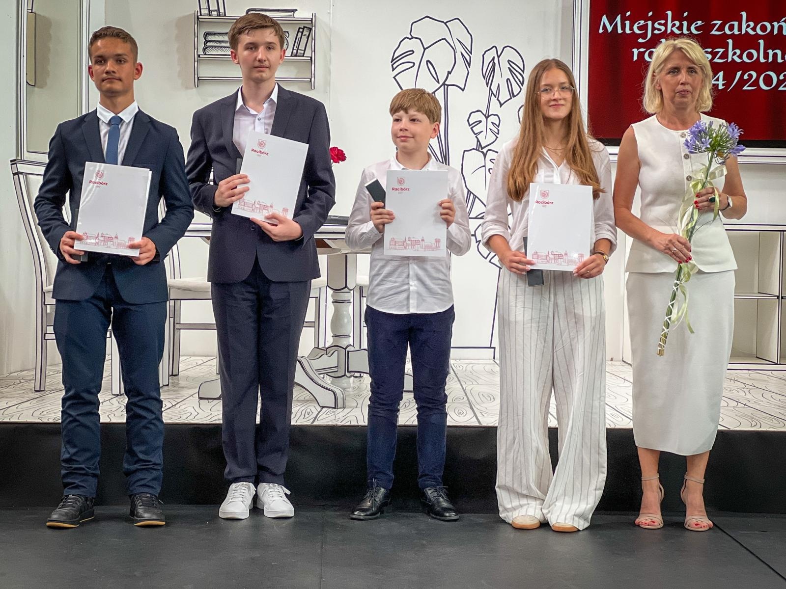 Zdjęcie w galerii na portalu naszraciborz.pl: Dobra szkoła się nie starzeje, tylko dojrzewa. 80-lecie SP 1 na Ostrogu i miejskie zakończenie roku szkolnego wiadomości z regionu