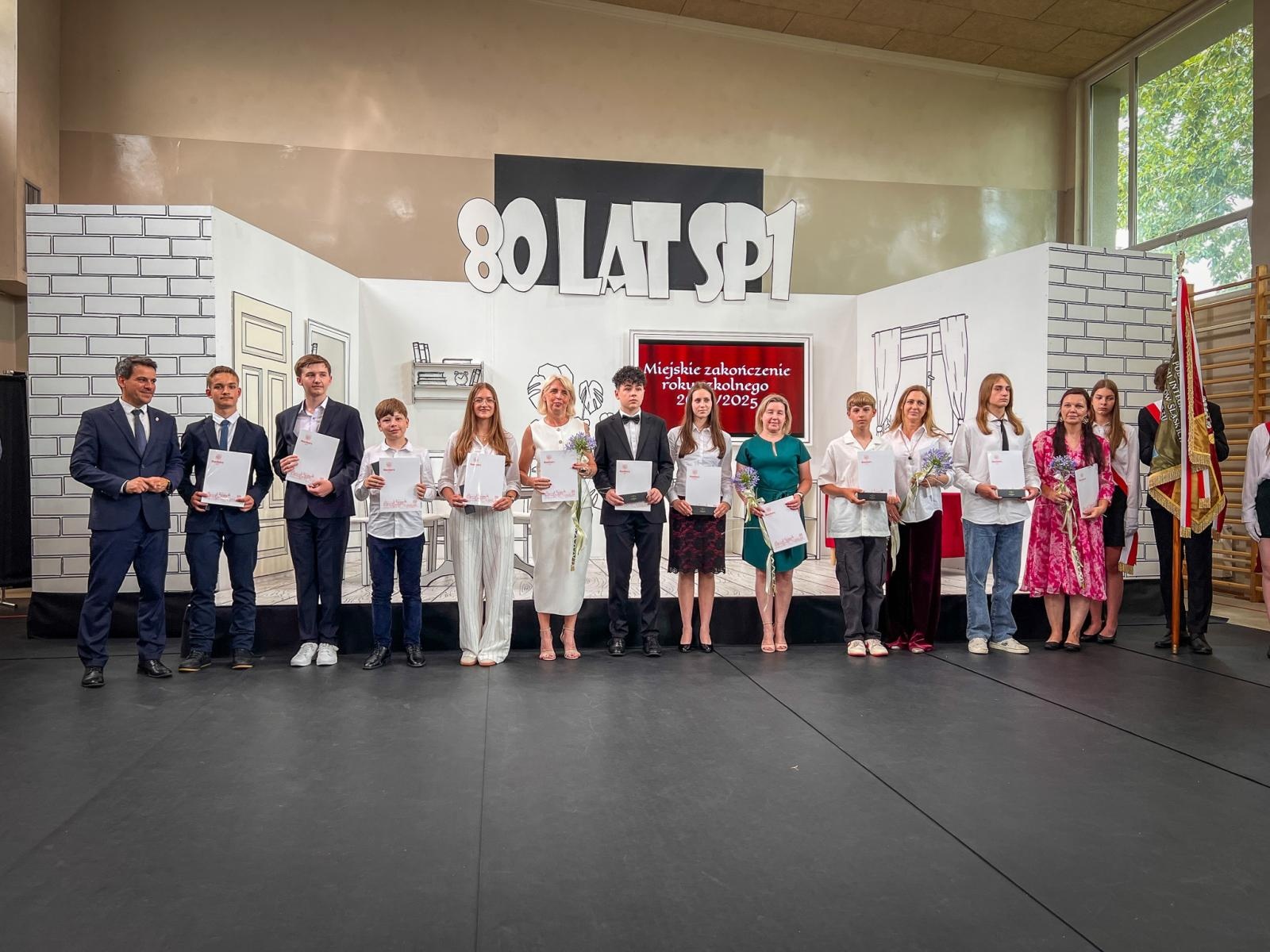 Zdjęcie w galerii na portalu naszraciborz.pl: Dobra szkoła się nie starzeje, tylko dojrzewa. 80-lecie SP 1 na Ostrogu i miejskie zakończenie roku szkolnego wiadomości z regionu