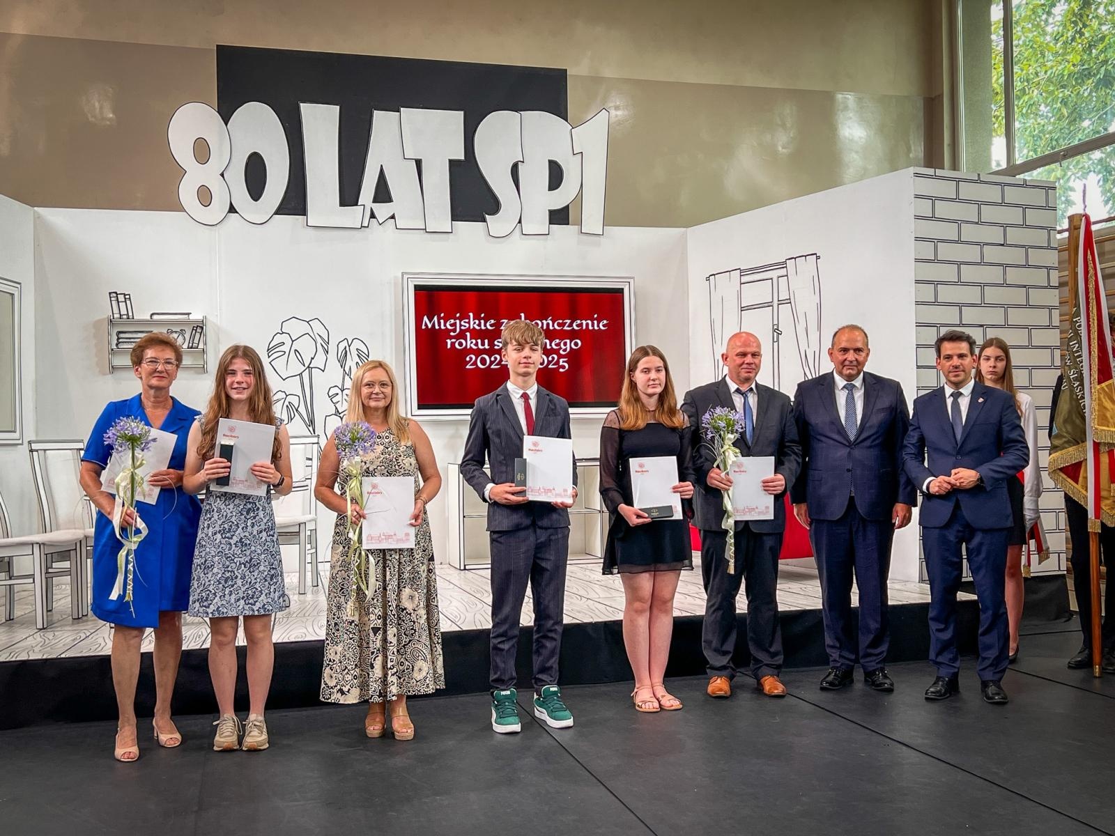 Zdjęcie w galerii na portalu naszraciborz.pl: Dobra szkoła się nie starzeje, tylko dojrzewa. 80-lecie SP 1 na Ostrogu i miejskie zakończenie roku szkolnego wiadomości z regionu