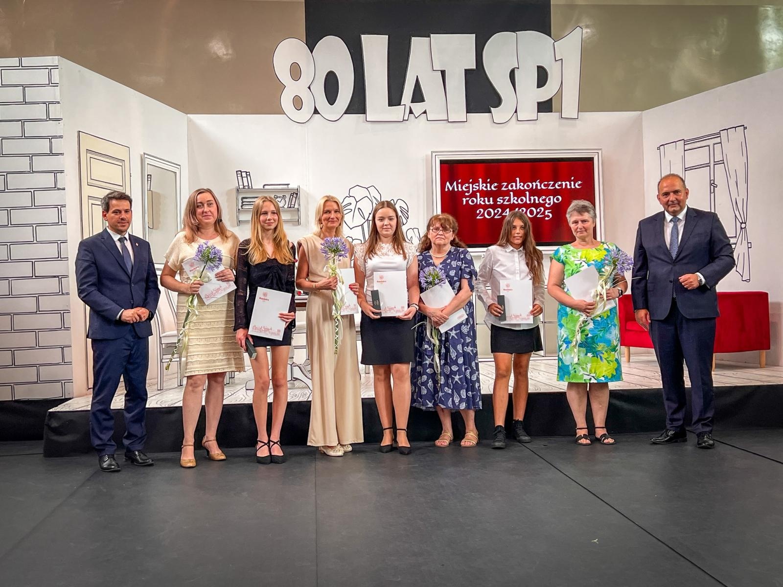 Zdjęcie w galerii na portalu naszraciborz.pl: Dobra szkoła się nie starzeje, tylko dojrzewa. 80-lecie SP 1 na Ostrogu i miejskie zakończenie roku szkolnego wiadomości z regionu