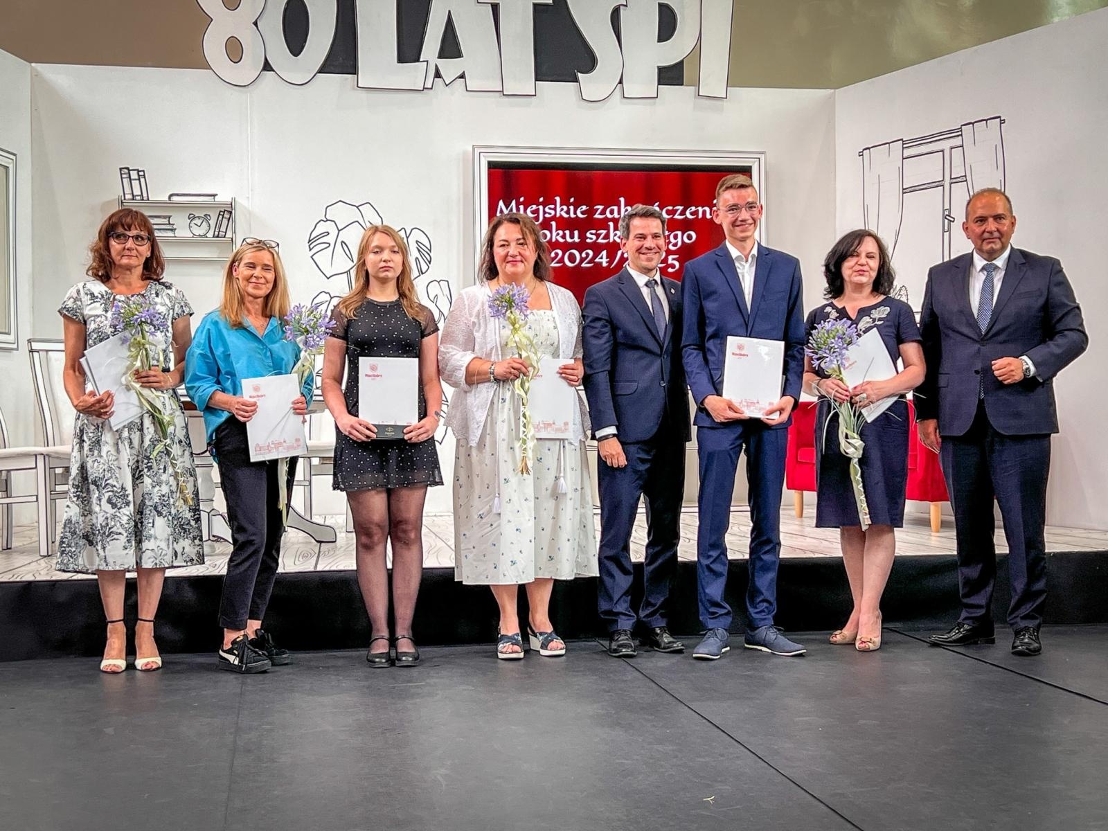 Zdjęcie w galerii na portalu naszraciborz.pl: Dobra szkoła się nie starzeje, tylko dojrzewa. 80-lecie SP 1 na Ostrogu i miejskie zakończenie roku szkolnego wiadomości z regionu